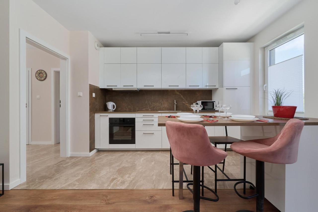 Comfy With Parking & Balcony By Renters *