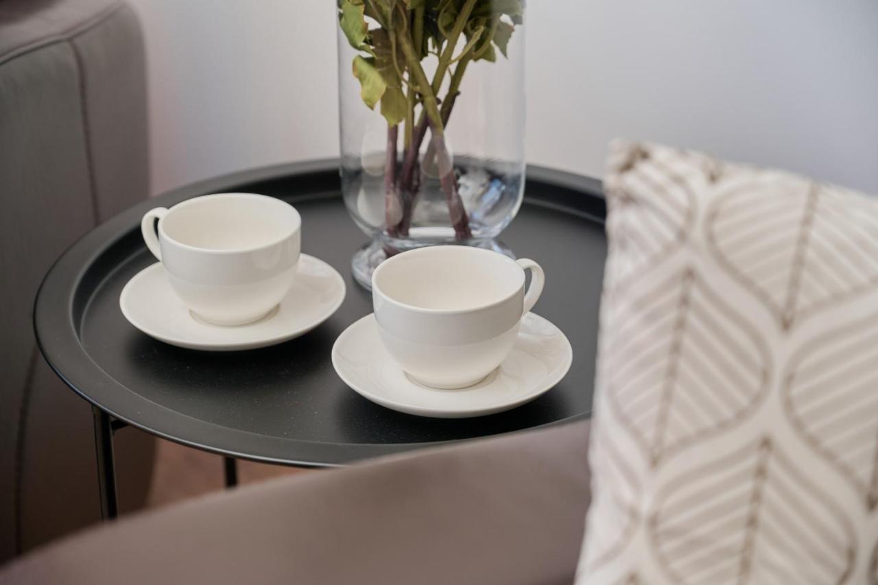 Apartment Comfy With Parking & Balcony By Renters