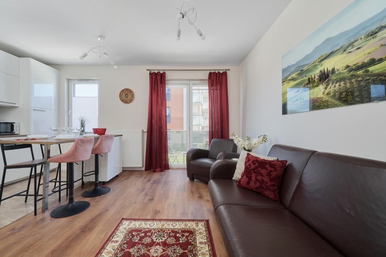 Comfy With Parking & Balcony By Renters Apartment *