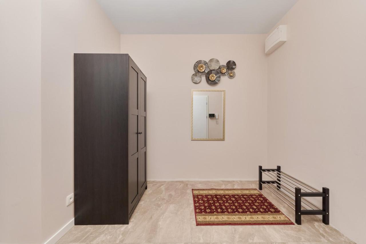 Comfy With Parking & Balcony By Renters Apartment