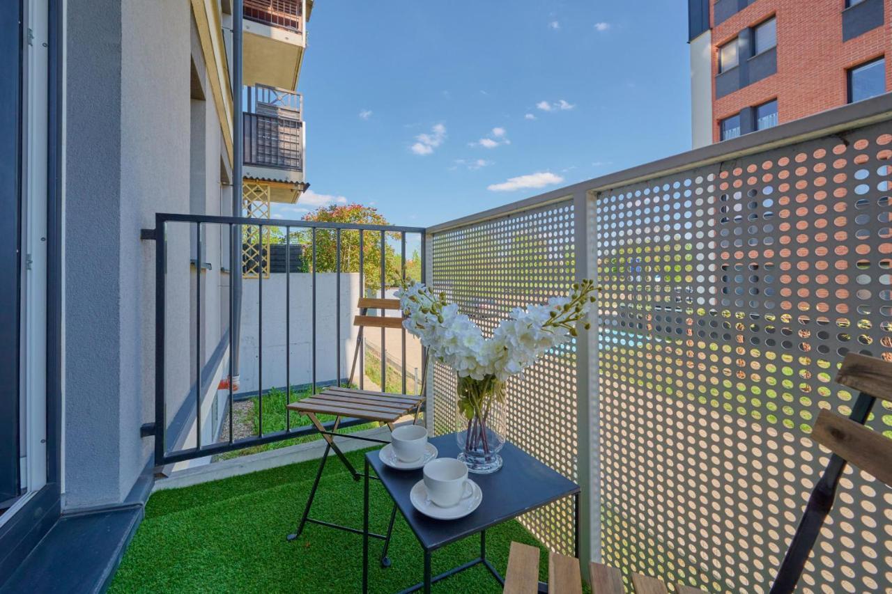 Apartment Comfy With Parking & Balcony By Renters *